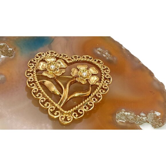 Romantic Openwork Heart Brooch with Two Flowers - Picture 4 of 6